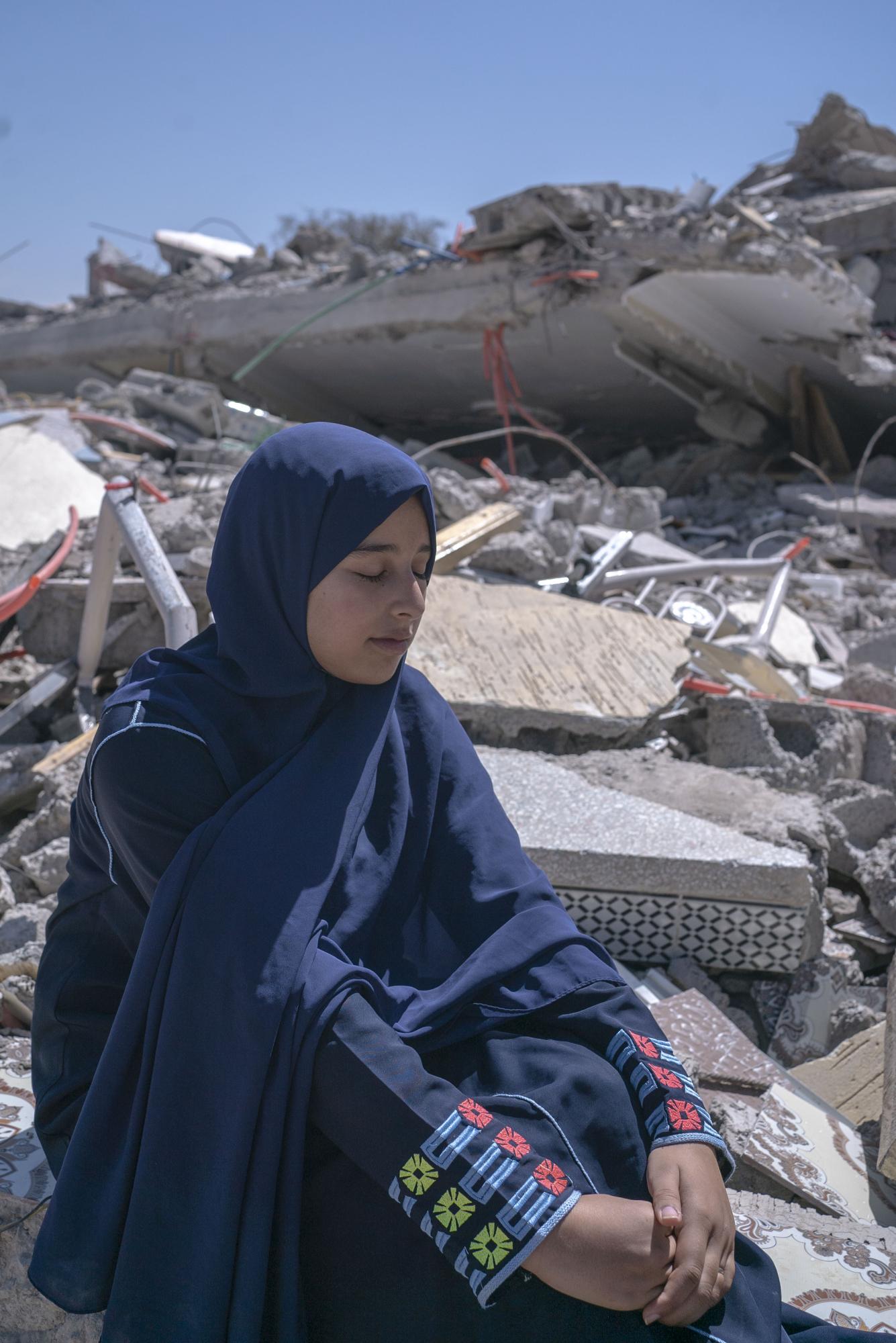 Maroc - the shock - Khadija, 14 ans, devant les ruines de sa maison. Sa tante...