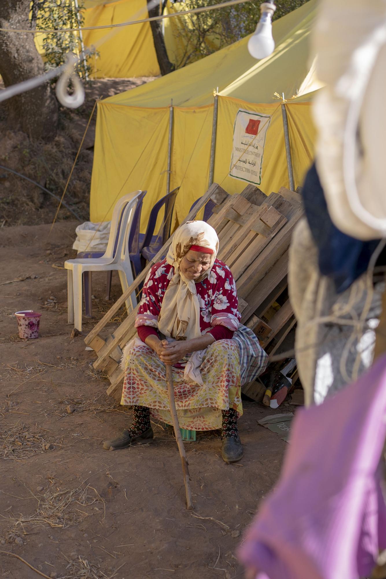 Maroc - the shock - Une femme, dans un camp installé dans le village...