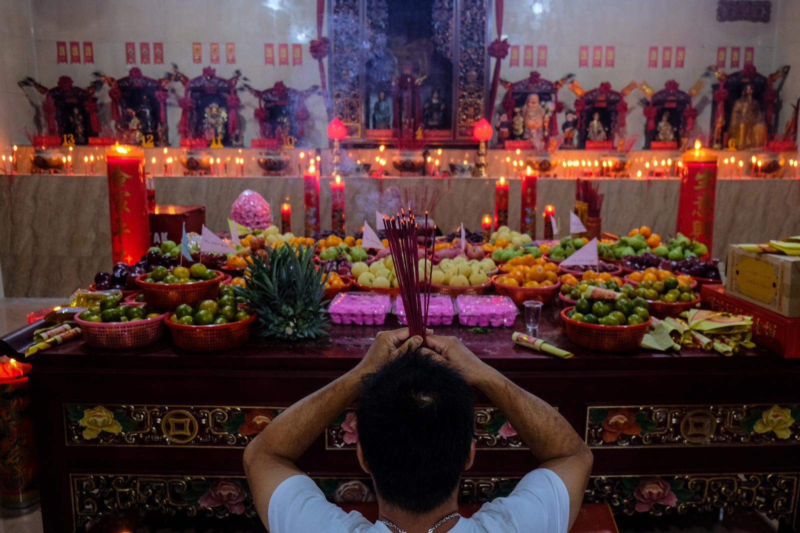 A worshipper pray at Temple Fuk...oing The Chit Ngiat Pan ritual.
