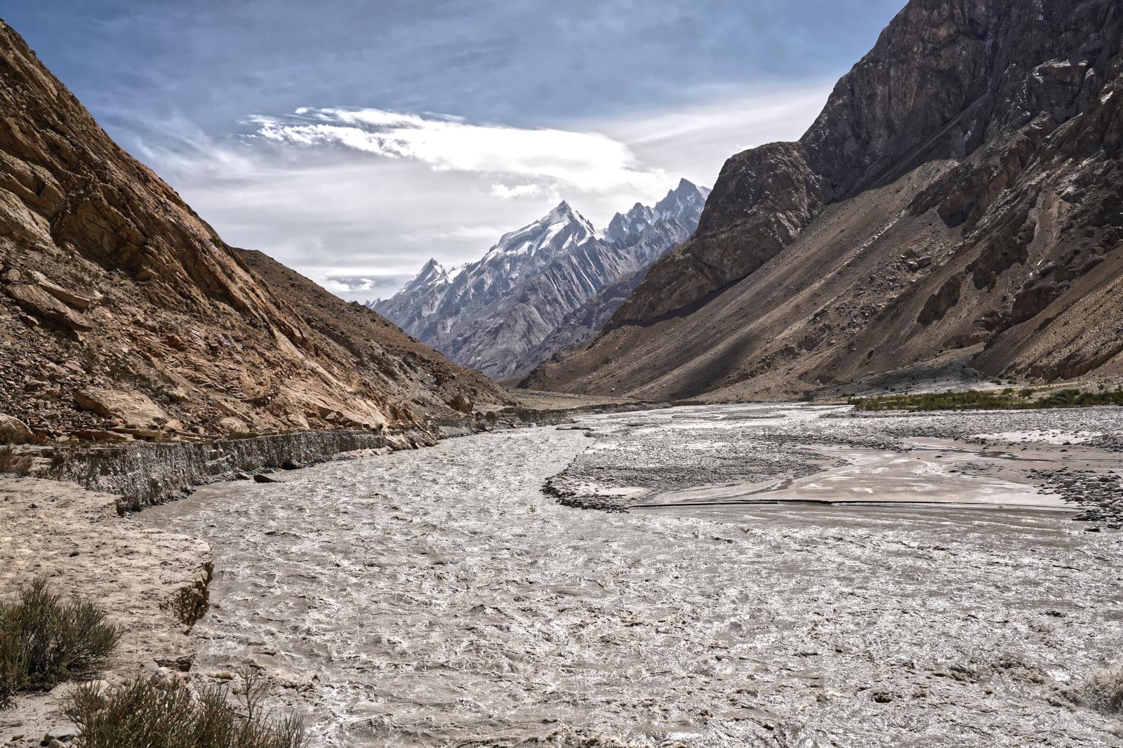 Pakistani porters towards K2 - Baltoro valley - Karakorum