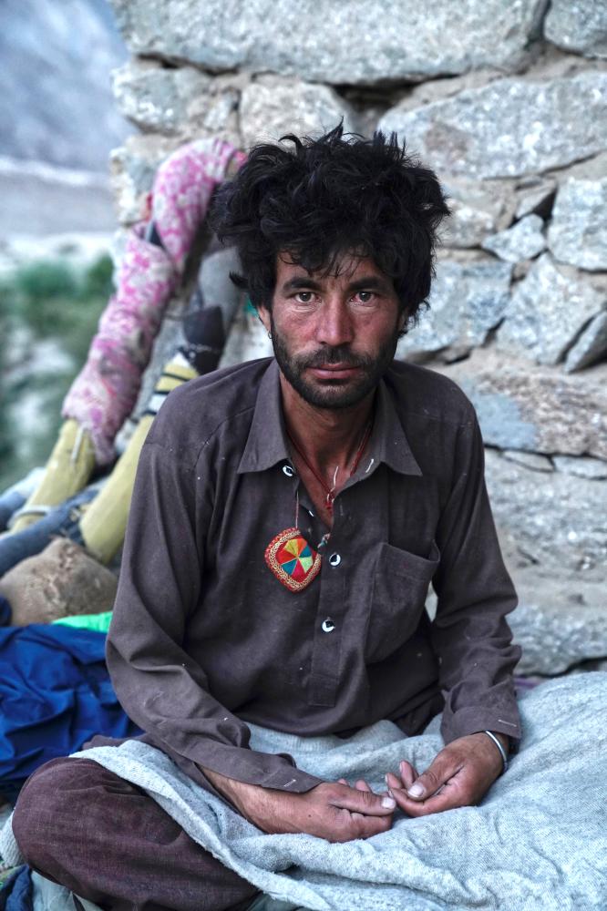 Pakistani porters towards K2 - Baltoro valley - Karakorum | Buy this image