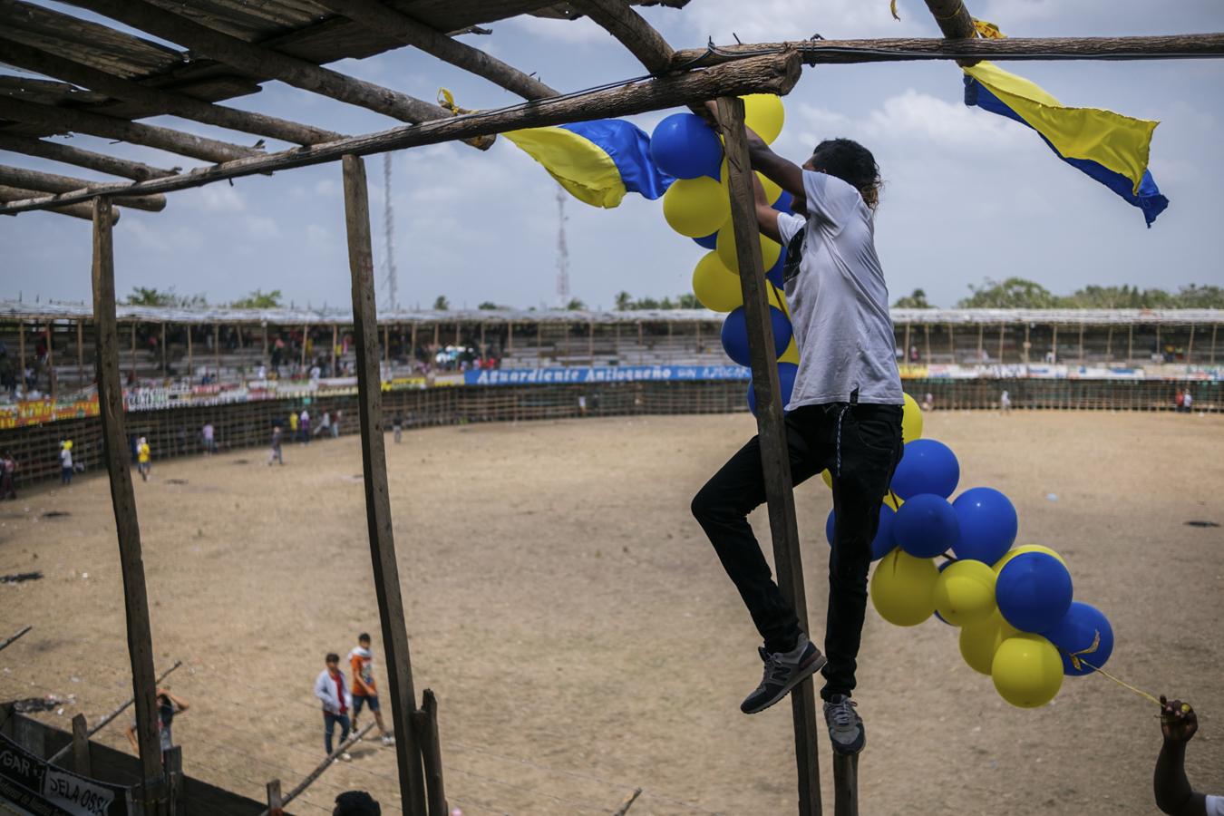 Attendees decorate and personal...in Cotorra, Córdoba, Colombia. 