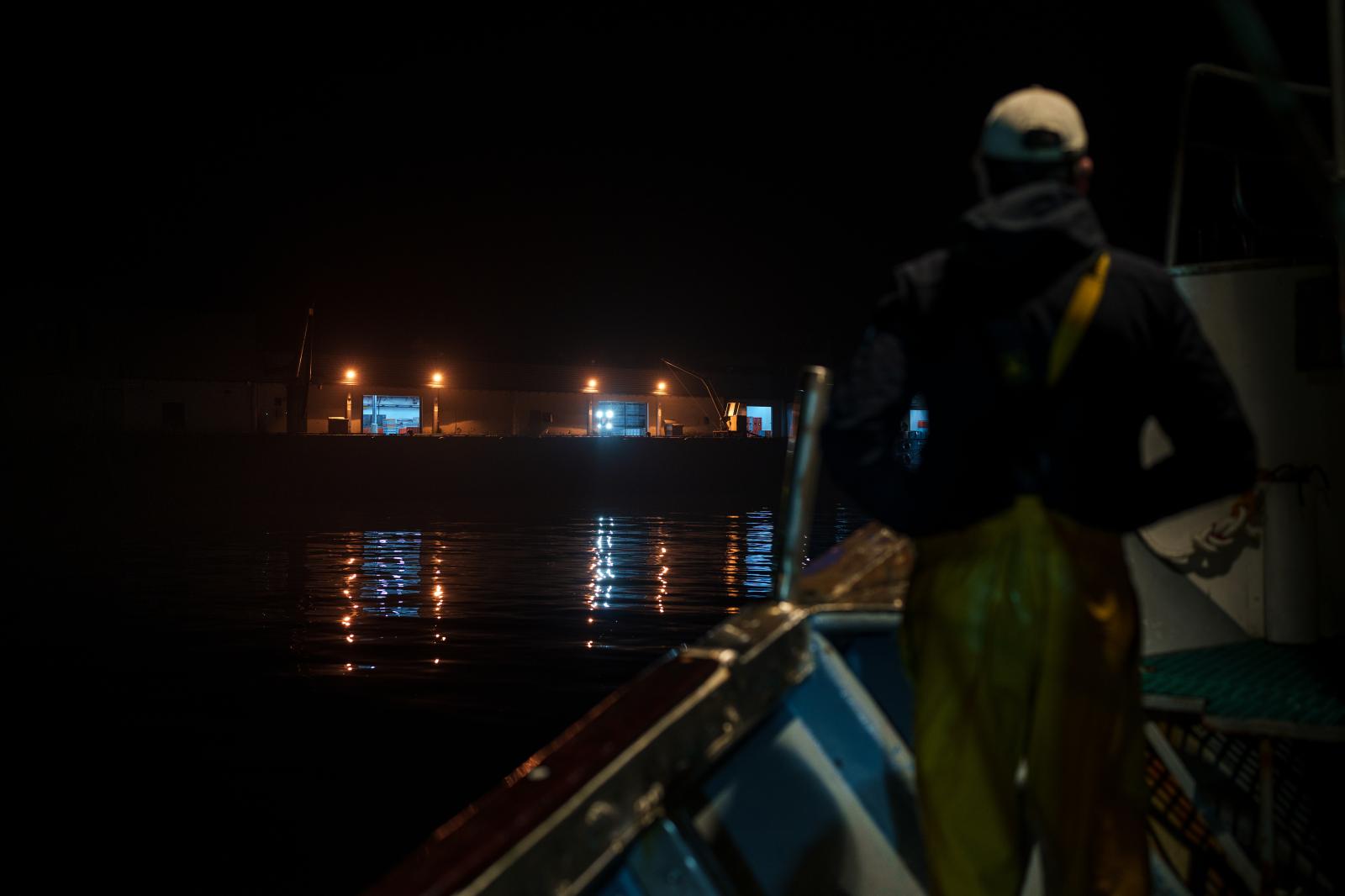 Image from Scapêche - Le port de Douarnenez, de nuit, depuis le pont du bateau....