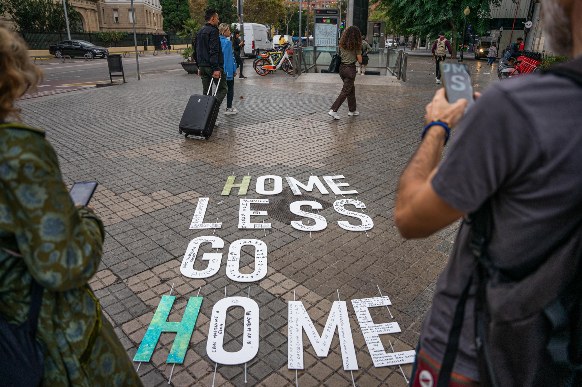 Daily news - People photograph the message "Homeless go...