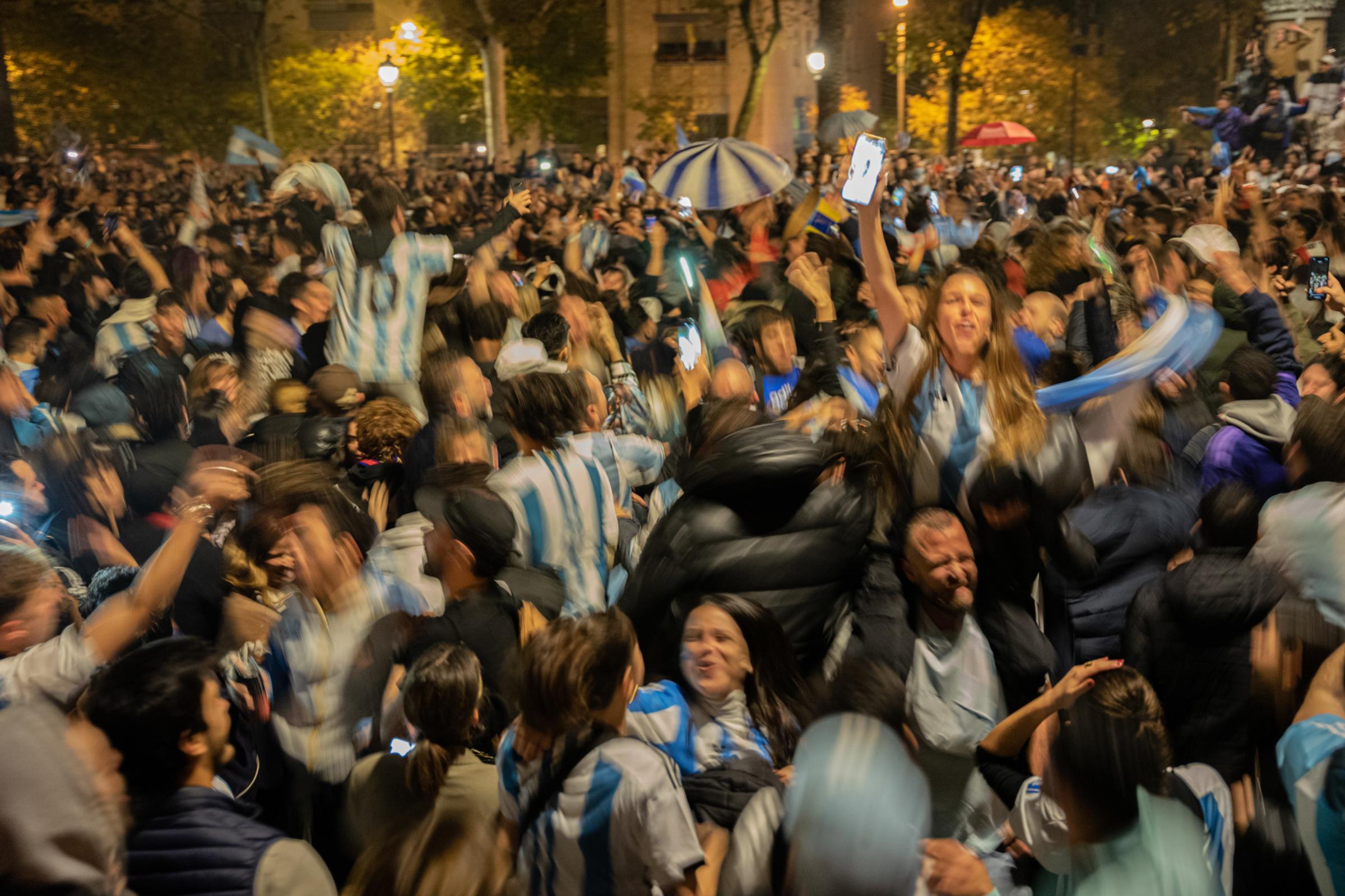 Daily news - Argentines celebrate Argentina's victory in the first...