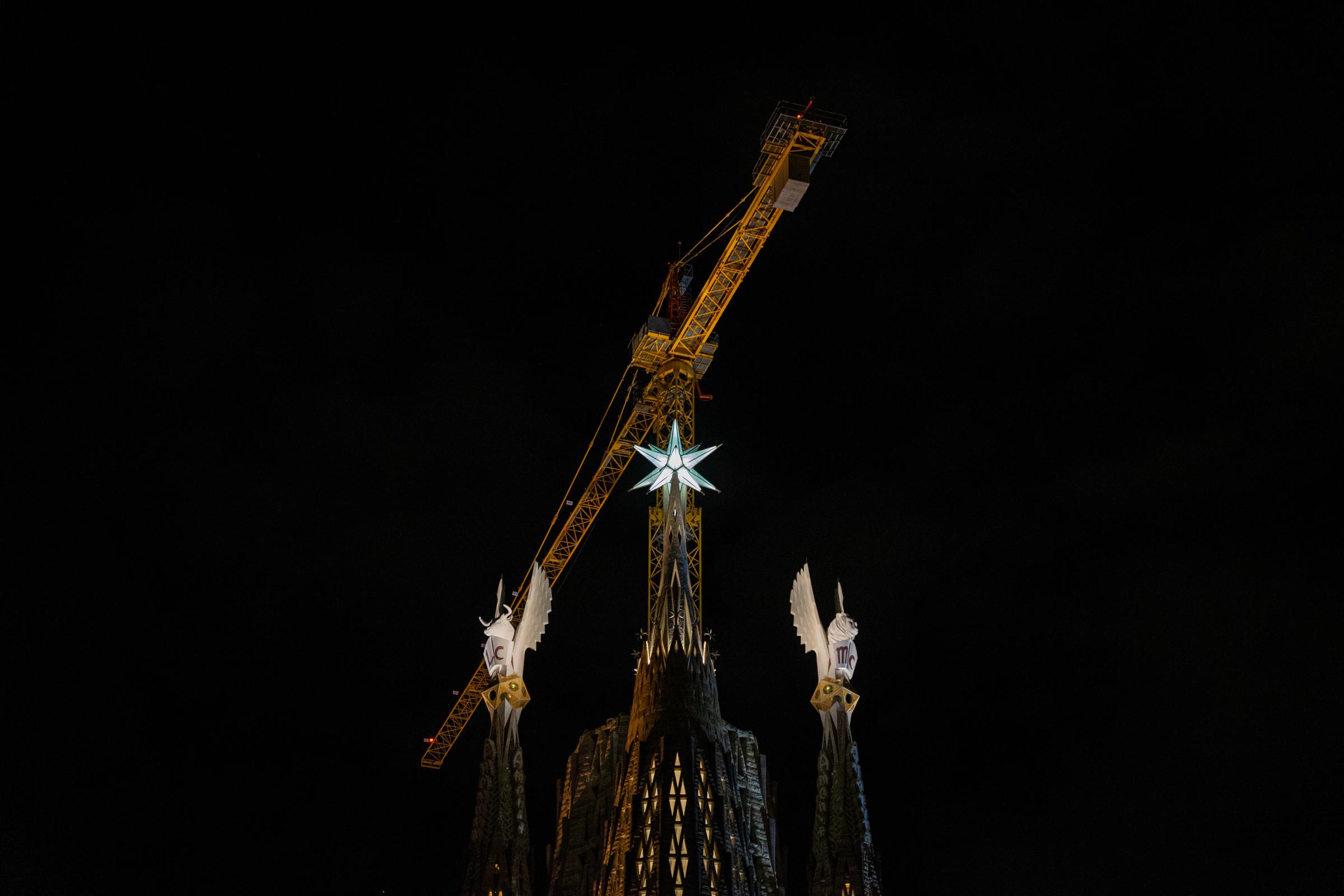 Daily news - The towers of the evangelists Lluc and Marc are lit for...