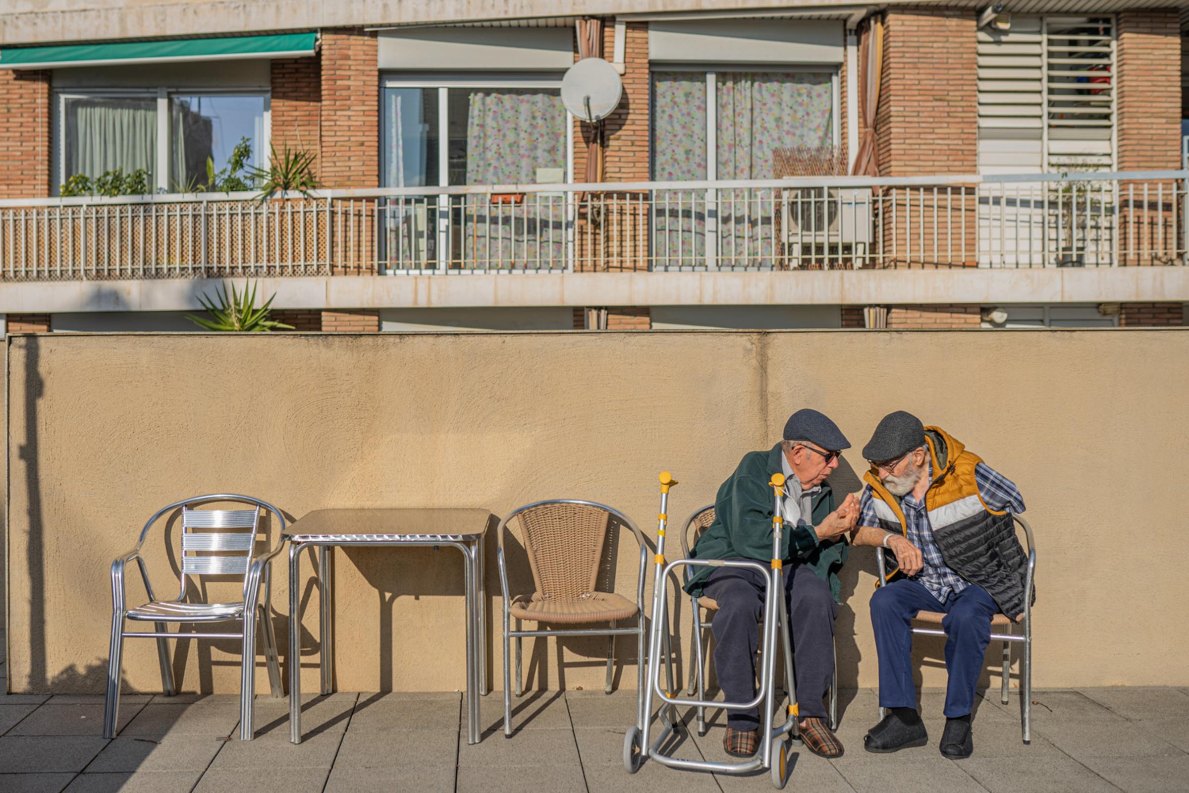 Growing old in times of pandemic - Joan and José sunbathe on the terrace of the...