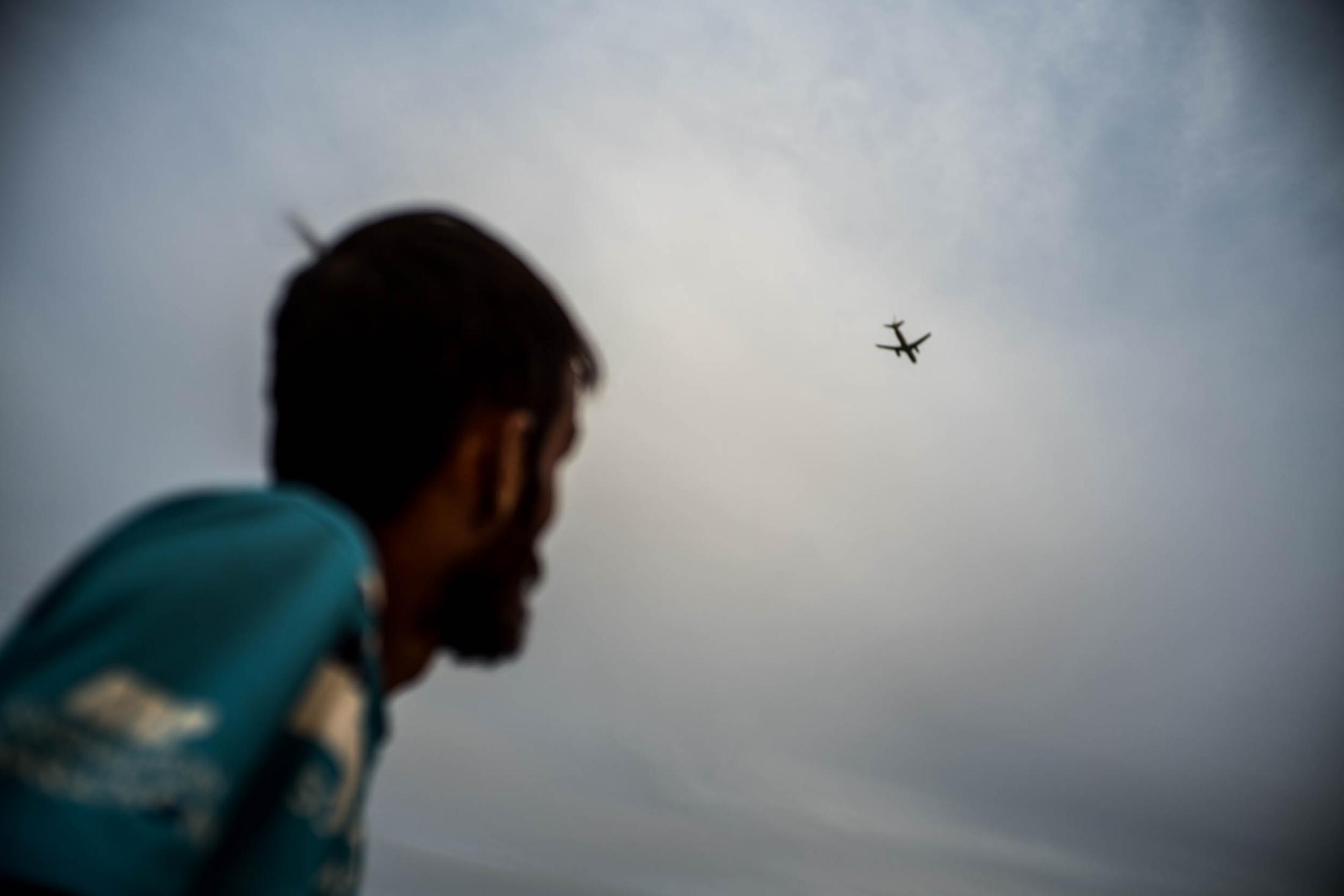  Mustafa Manzuri (29) watches a...ion in order to enter Germany. 
