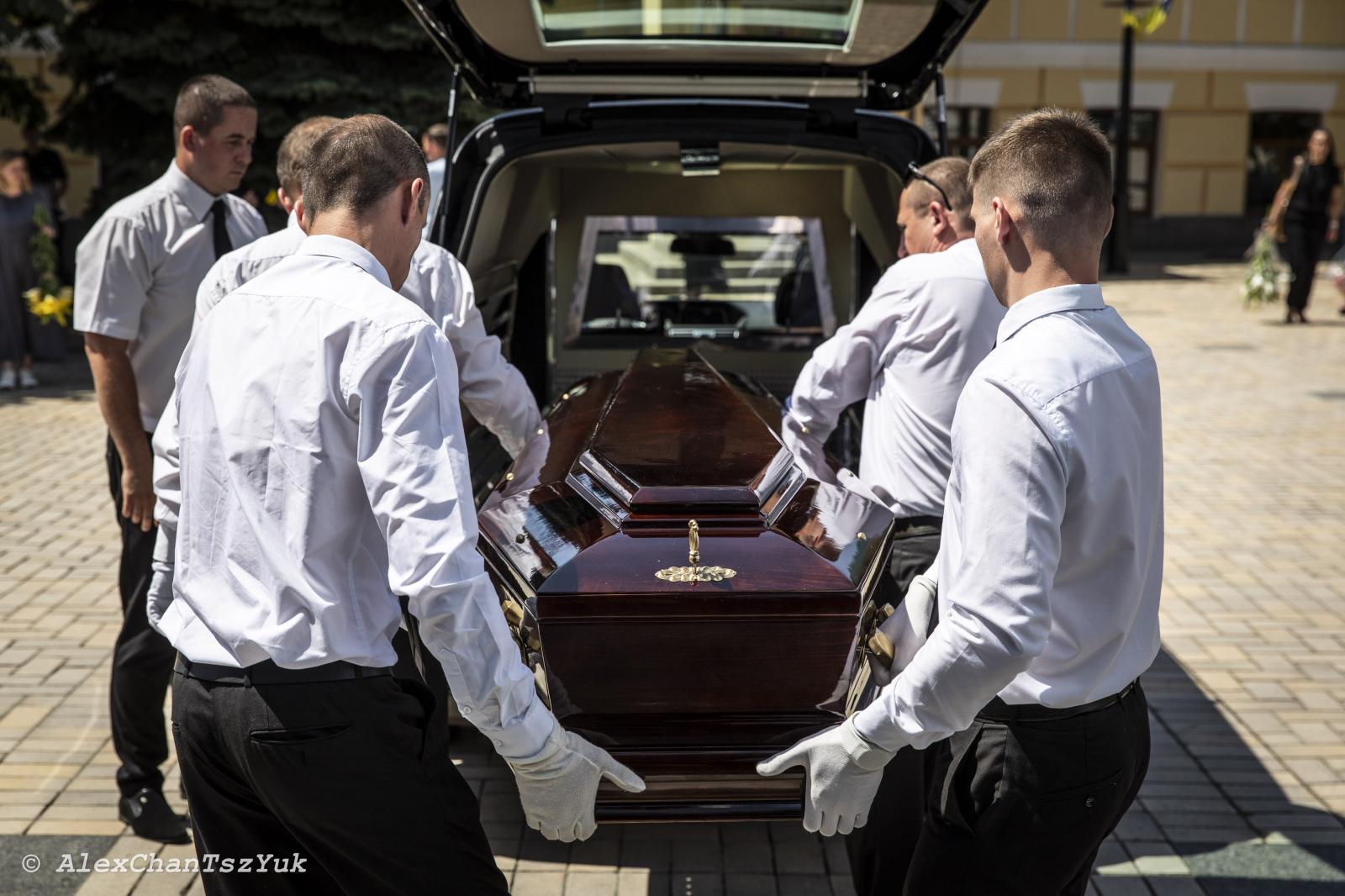 Undertakers carry the coffin of...stery in Kyiv on July 4, 2023. 