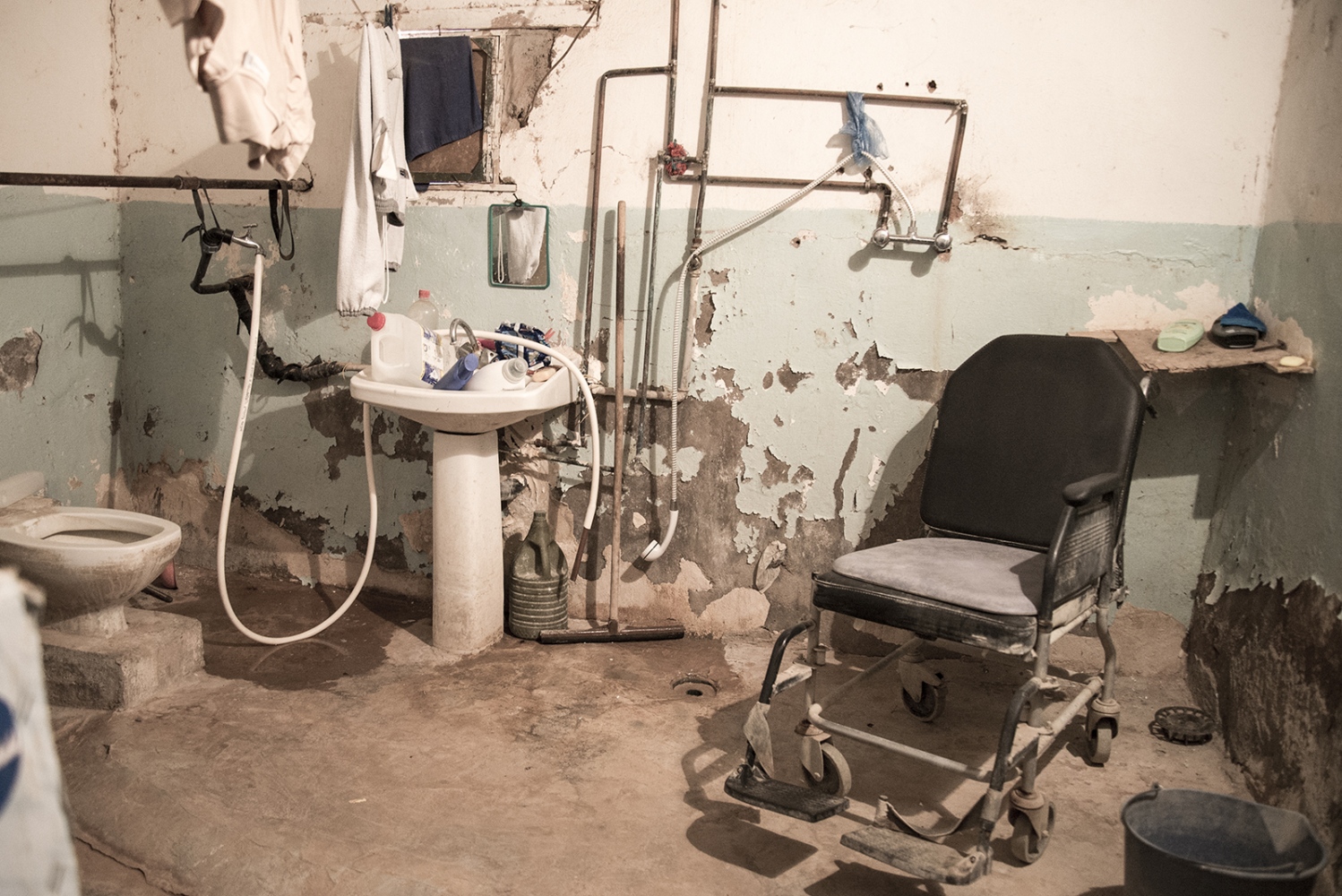 Behind The Wall, life of the Sahrawi -  Bathroom inside the hospital for war veterans, Rabuni 