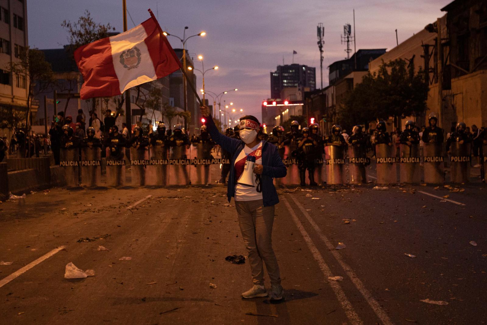 DECEMBER 9 - LIMA, PERU: A woma... Deutsche Presse-Agentur | dpa.