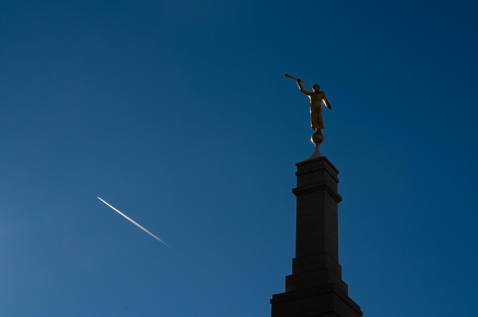 Atop the temple is a statue of the angel Moroni holding a horn. 