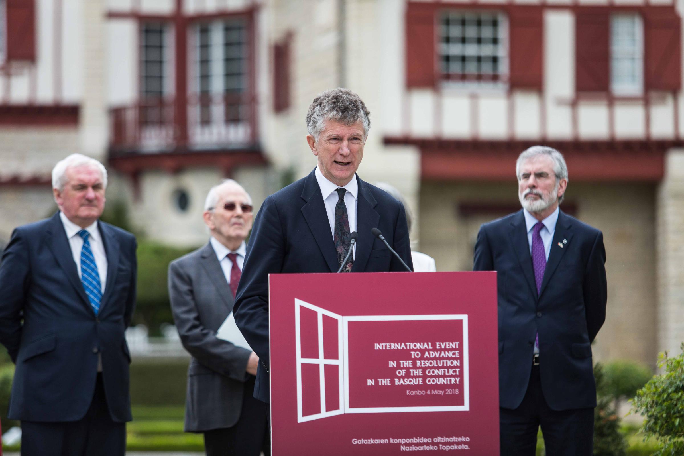 Basque Country - Jonathan Powell reads the &quot;Arnaga Declaration&quot; before international...
