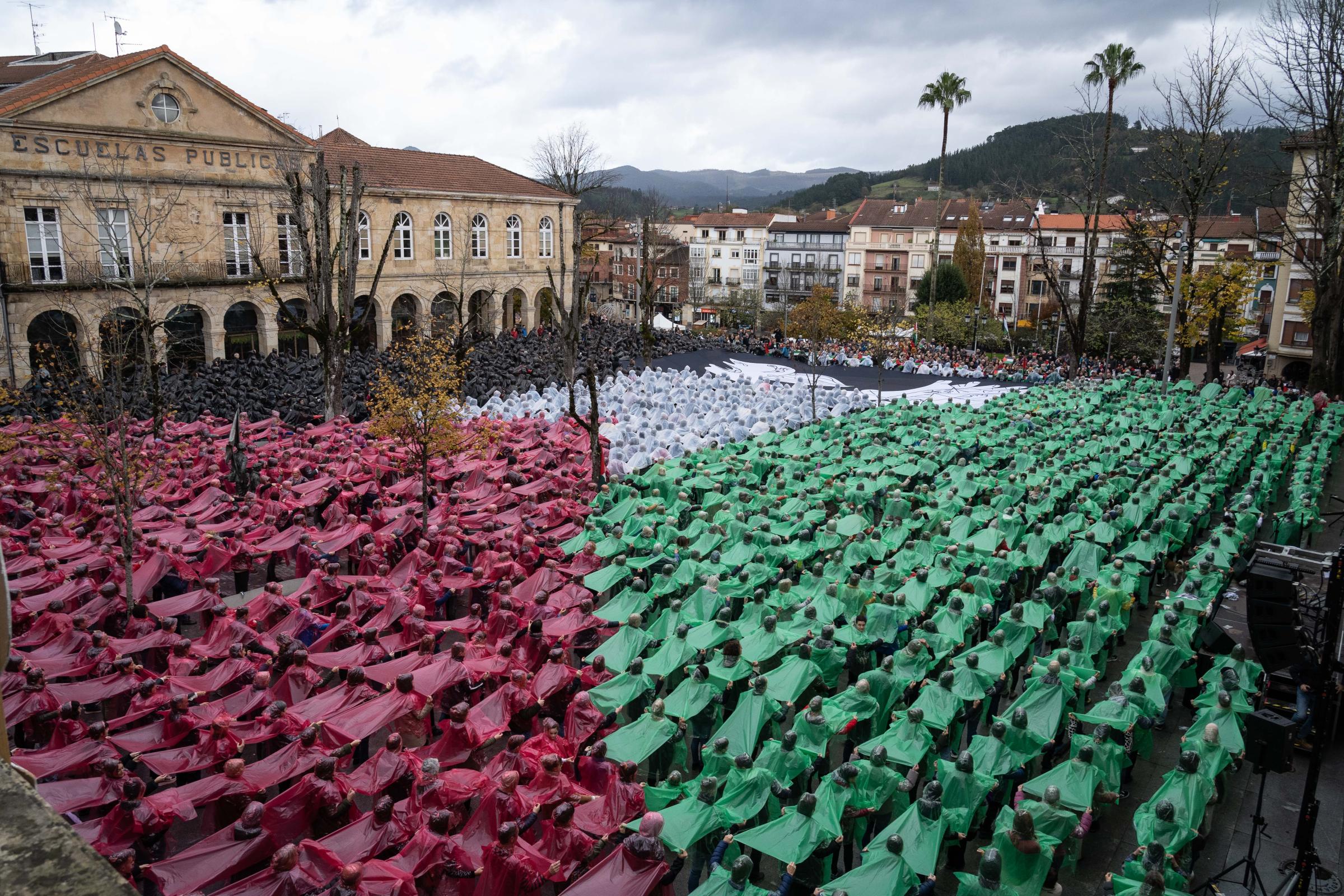 Over 3,000 people form human mosaic in Spain to support Palestine -   