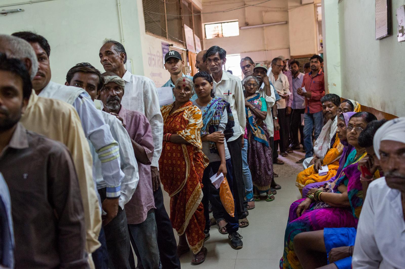 Lifeline Express, le premier train hôpital  -  Gondia, Inde le 6 mai 2016 - Les patients patientent...