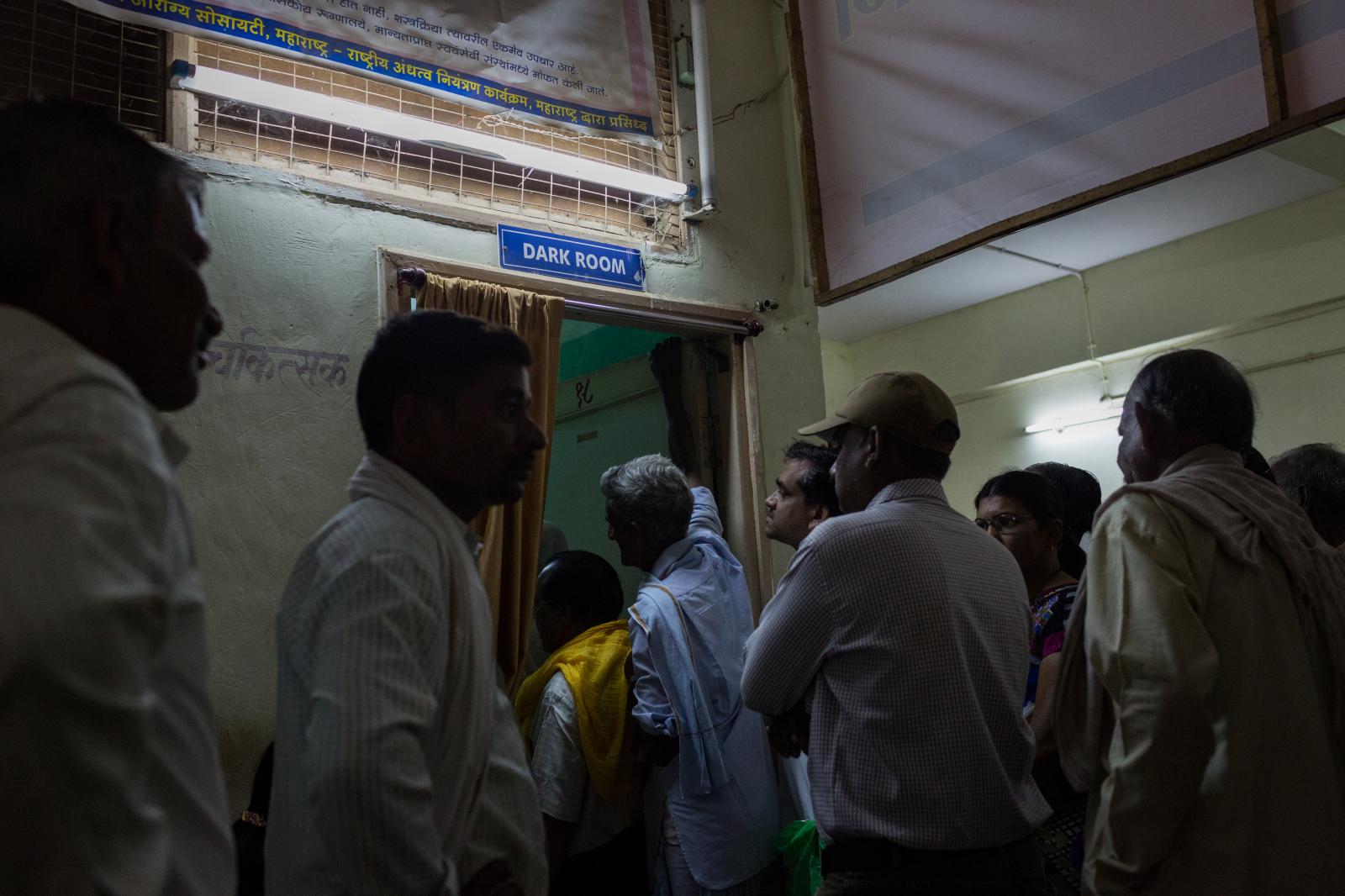 Lifeline Express, le premier train hôpital  -  Gondia, Inde le 5 mai 2016 - Dark Room, Les patients...