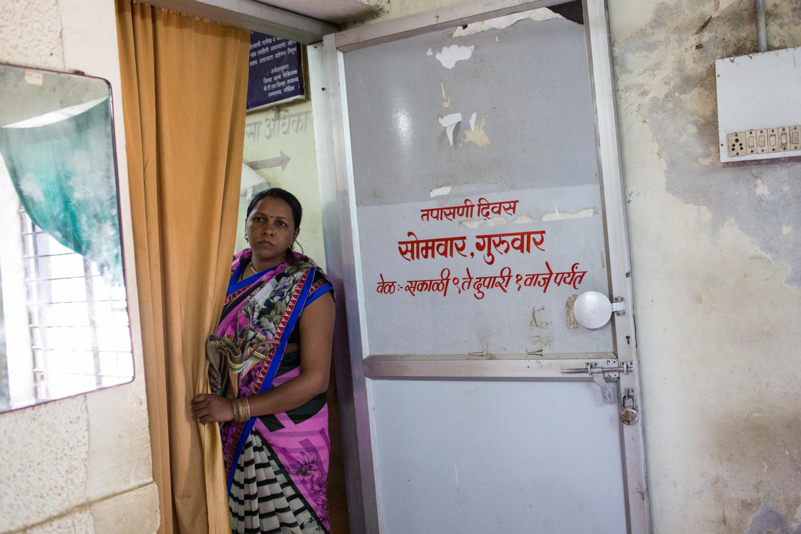 Lifeline Express, le premier train hôpital  -  Gondia, Inde le 5 mai 2016 - Une patiente entre dans le...