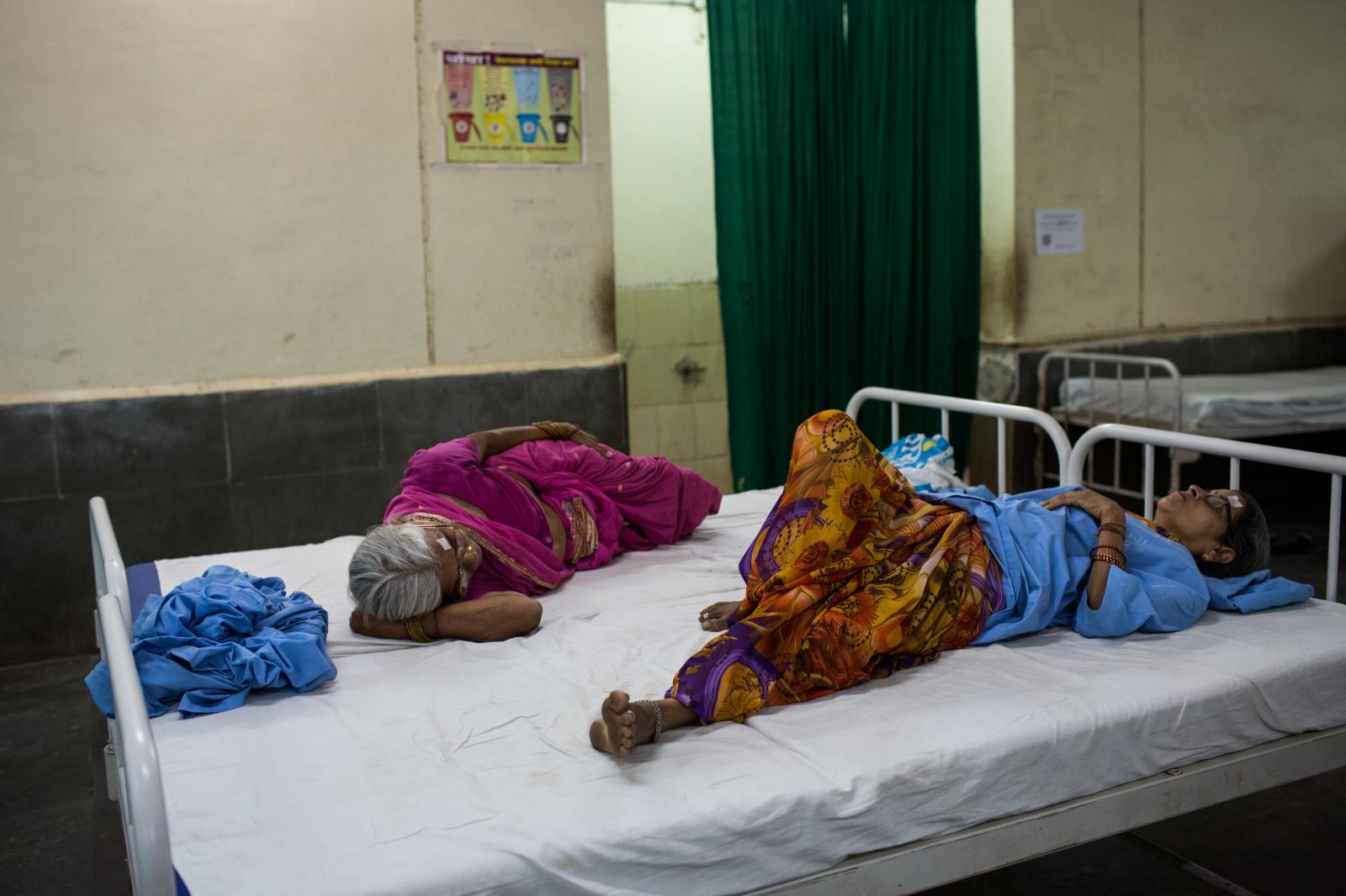 Lifeline Express, le premier train hôpital  -  Gondia, Inde le 5 mai 2016 - Les patients retenus pour...
