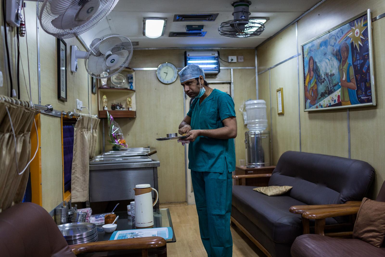 Lifeline Express, le premier train hôpital  -  Gondia, Inde le 6 mai 2016 - Un médecin se...