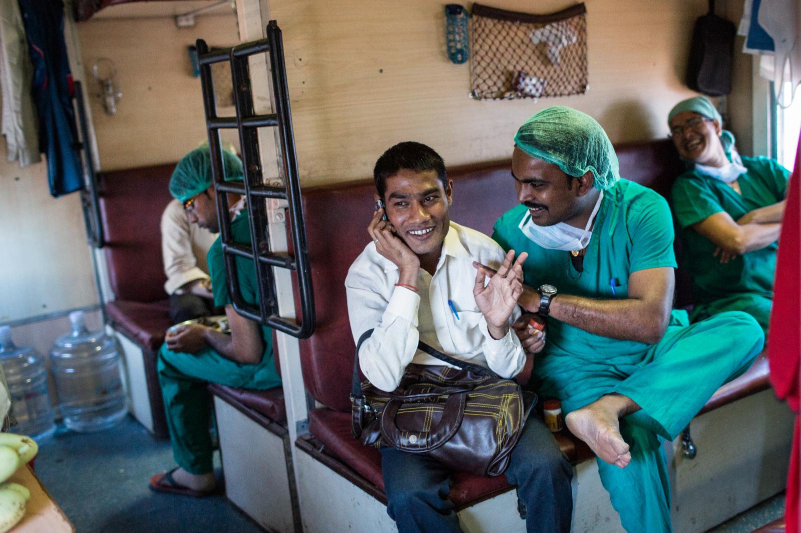 Lifeline Express, le premier train hôpital  -  Gondia, Inde le 9 mai 2016 - Les médecins se...