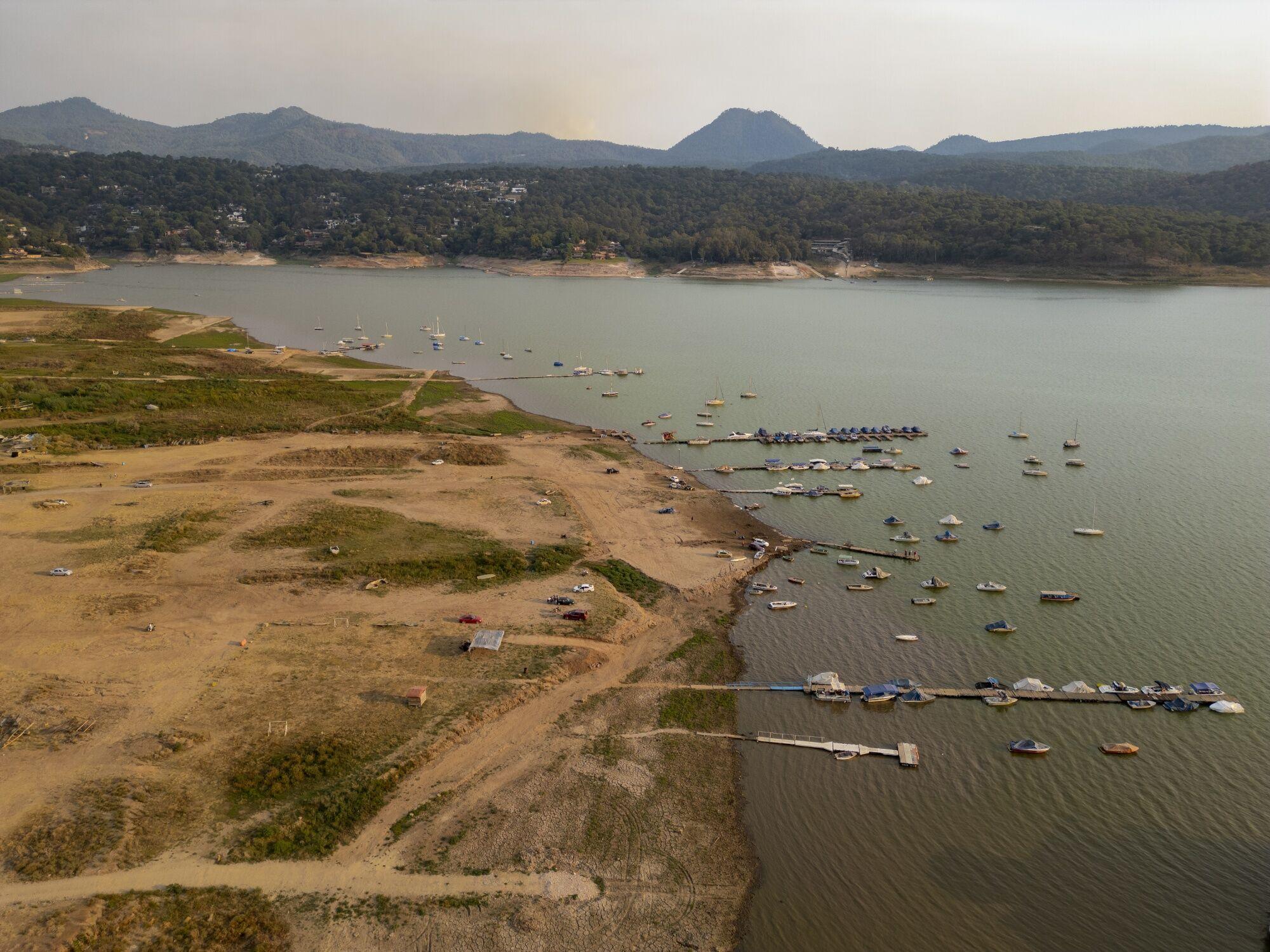 A Drying Lake Near Mexico City Illustrates Nation's Water Crisis | Mariceu Erthal -   