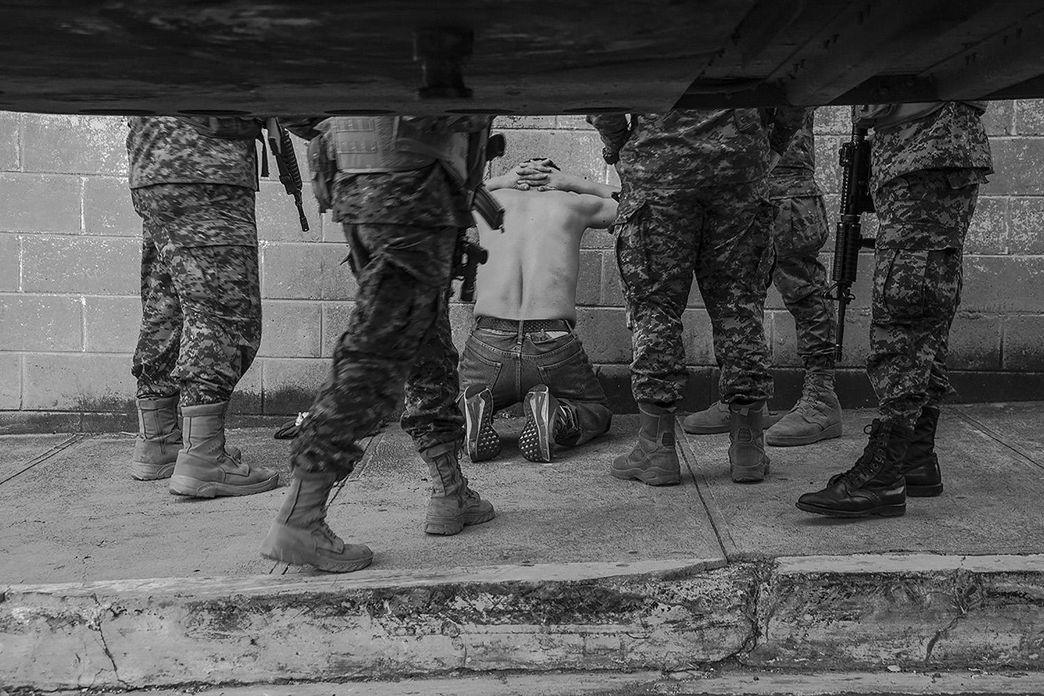 A man is intervened by members ...a neighborhood of San Salvador.