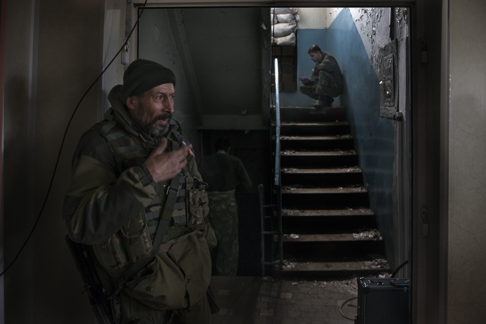 War in Ukraine: Position Santa -  Men risk exposure to mortar attacks in order to call...