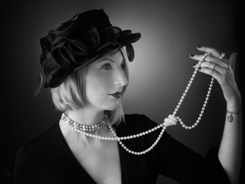 PORTRAITURE -   The girl with pearls   