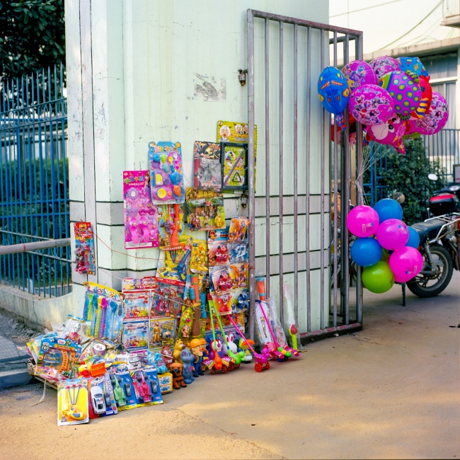 Vendors sell balloons and child... the Jiangxi province of China.