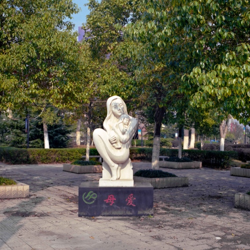 A statue of a woman and her baby sits in Ji&#39;an, China.