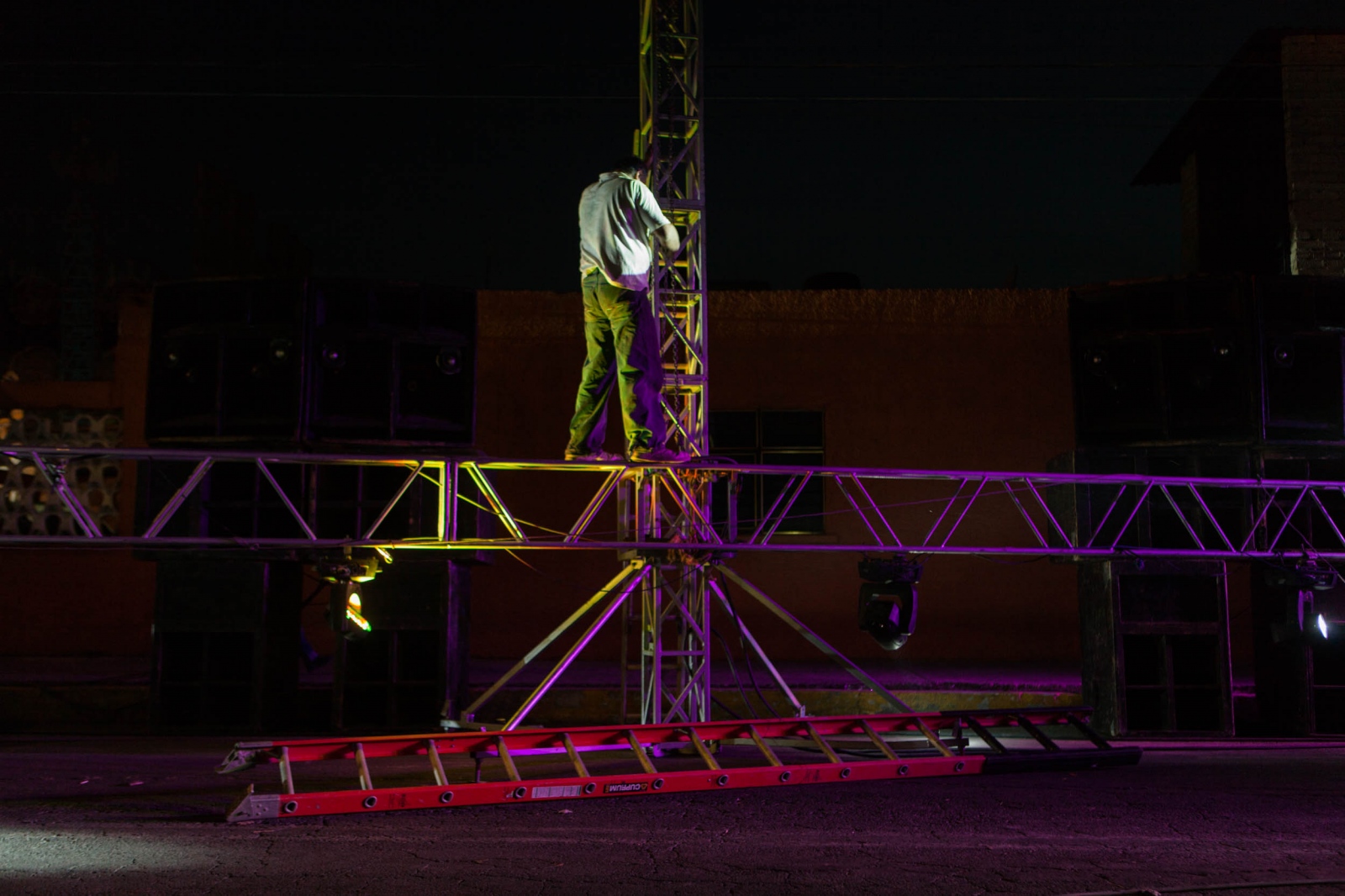  Â·Helpers setting up rotatory lights for massive annual sonidero party in Bosques de Aragon. AragÃ³n,2015. &nbsp;//&nbsp; Â· Chalan subiendo luces rotatorias para fiesta anual de Bosques de Aragon. &nbsp;A ragÃ³n, 2015. 