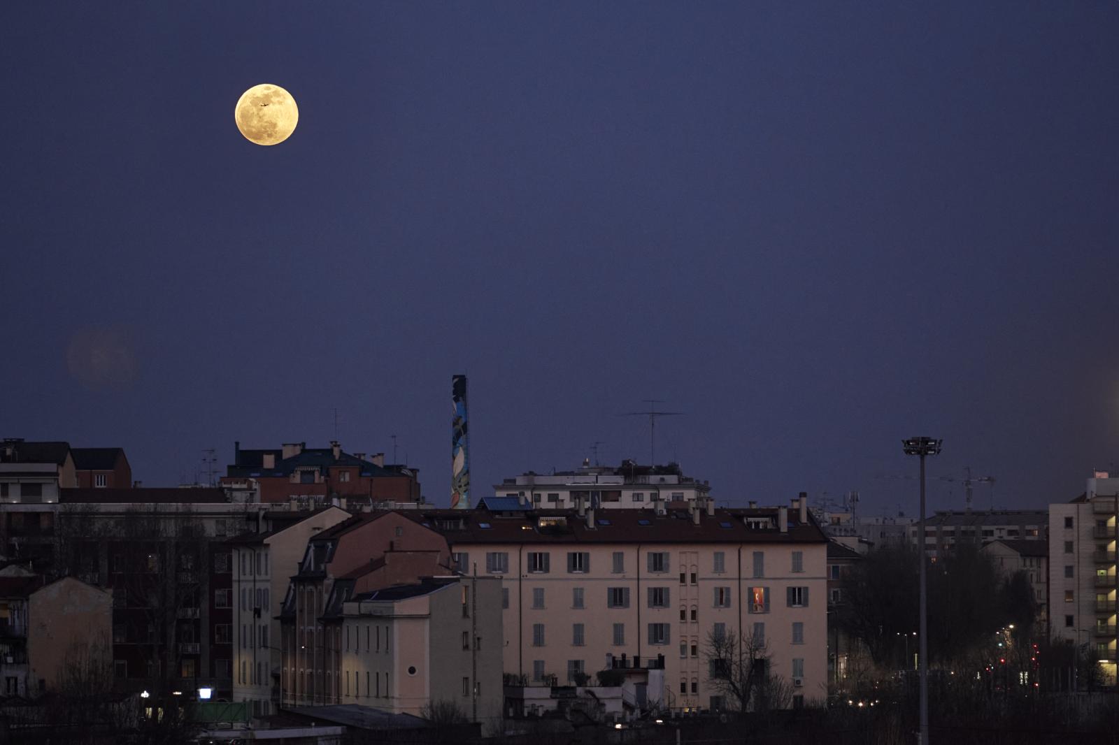 Rising supermoon | Buy this image