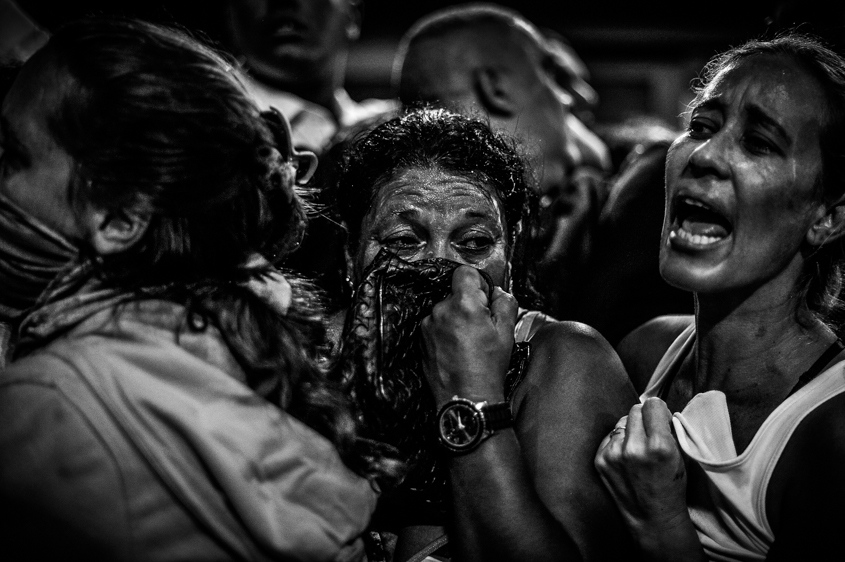  Protestors take cover after police fired tear gas into the street in Rio de Janeiro, Brazil, June 20, 2013. Police and protesters fought in the streets into the early hours Friday in the biggest demonstrations yet against a government viewed as corrupt at all levels and unresponsive to its people.Â 