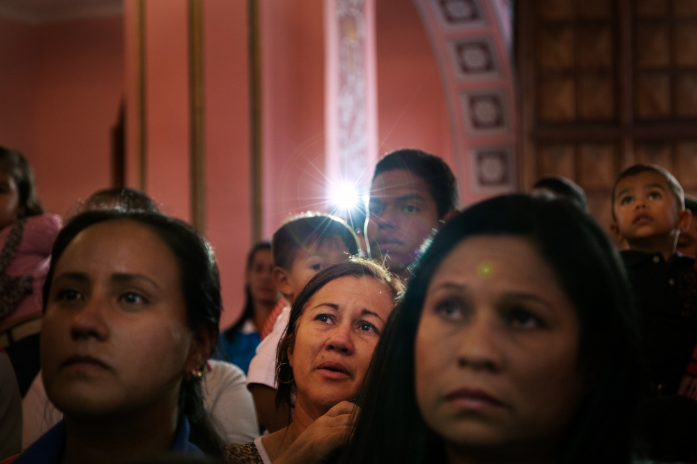  A group of people watch the ho...mage. Barquisimeto. Venezuela. 