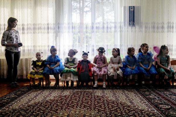 Image from Ukraine-Russia War - Children prepare to perform a show for other kids in a...