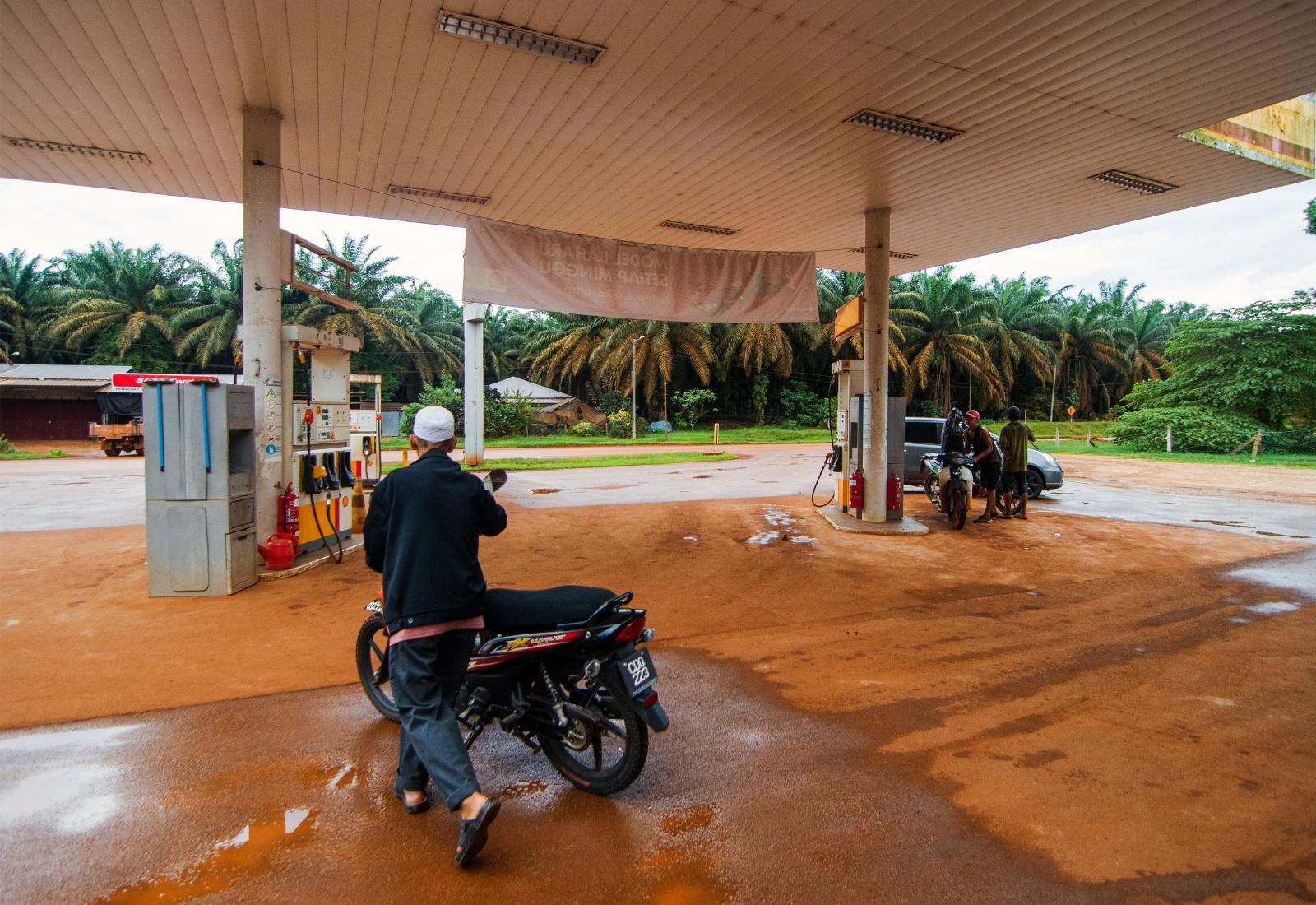 A man (Three from right) points...Photo) Felda Bukit Goh malaysia