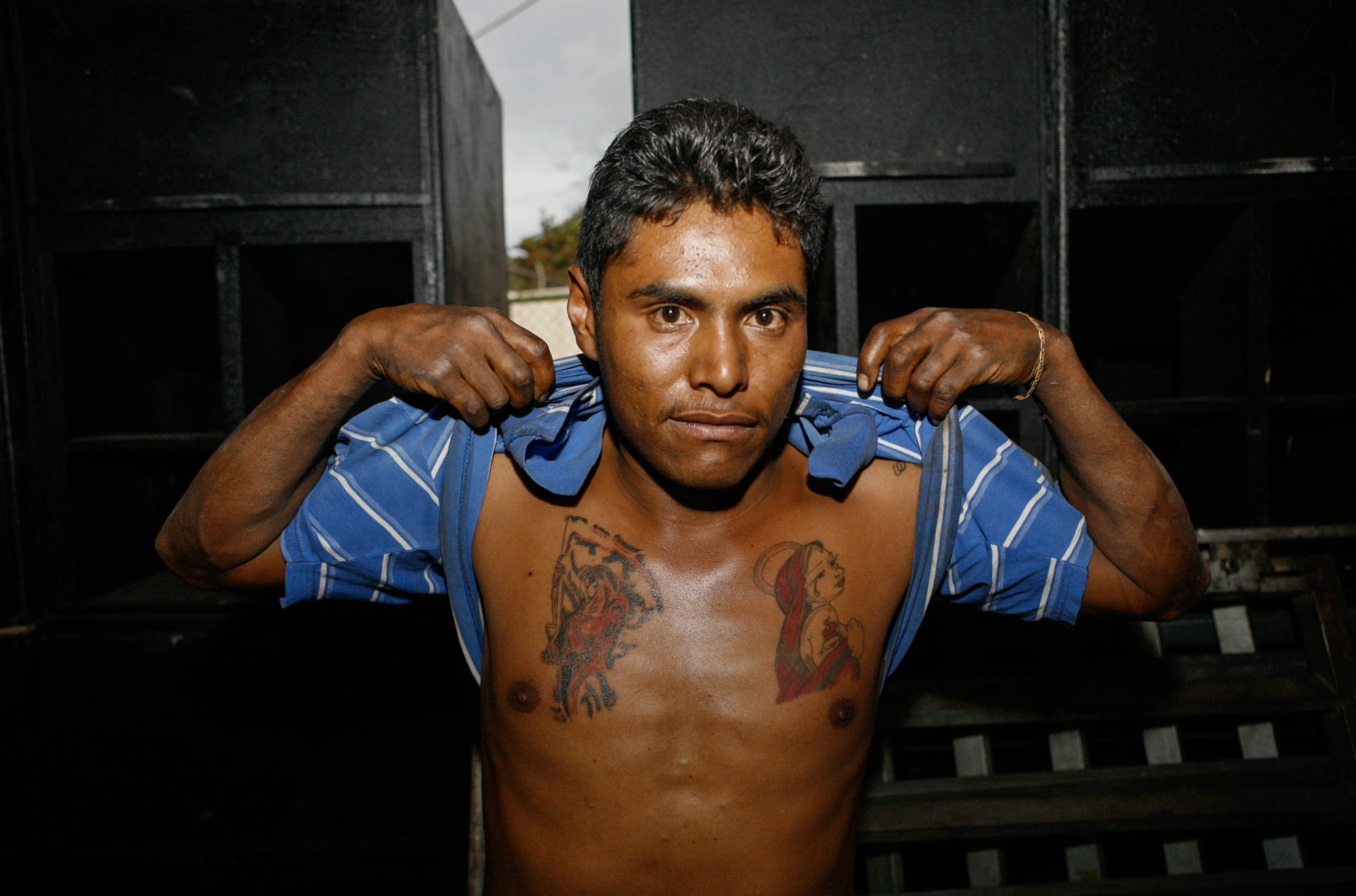 Sonideros | E- Book -   Â· Helper of Sonido Pancho shows off his tatoos after...