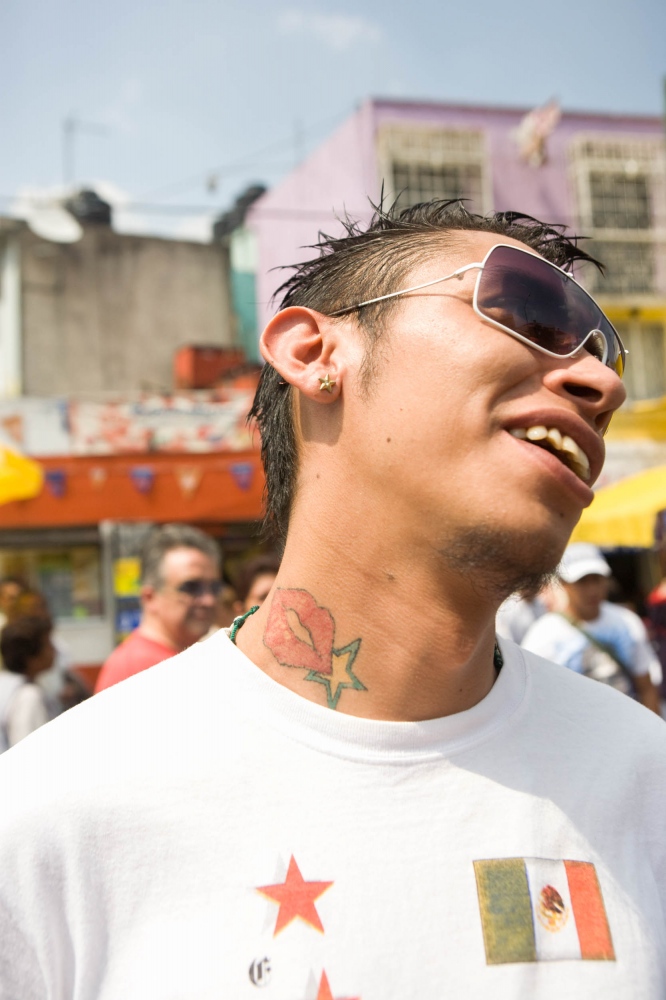  Â· Sonidero fan in annual neighborhood celebration shows off his kiss tatoo. Tepito, 2008 &nbsp;// &nbsp;Â· Fan de lo sonideros en el baile anual de del barrio muestra su tatuaje de beso. Tepito, 2008 