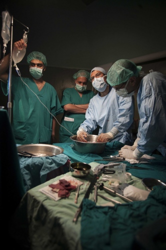   Dr Abdul Hammad preparing the removed kidney and making it ready to be taken to an adjacent operating theatre to be transfered to the renal failure patient. He is assisted by surgeons and nurses from the Al Shifa Hospital in Gaza City, Palestinian Territories.&nbsp; The Gazan surgeons intend to learn the technique of organ transplant from the Liverpool team and start to undertake the surgery themselves within Gaza.  