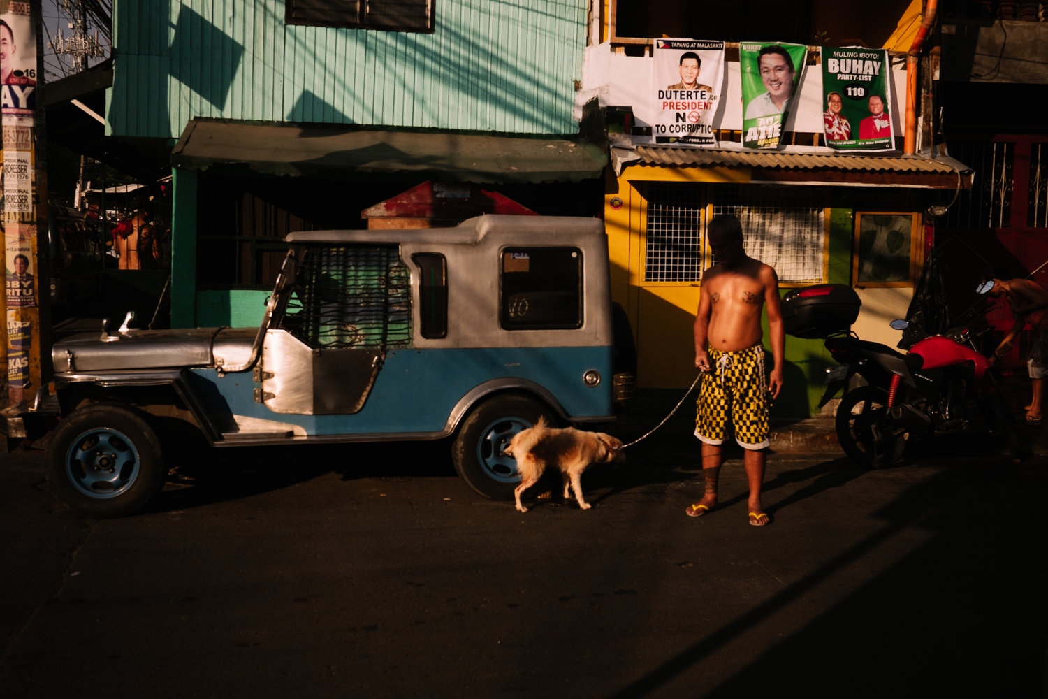Art and Documentary Photography - Loading NowhereManila001.jpg