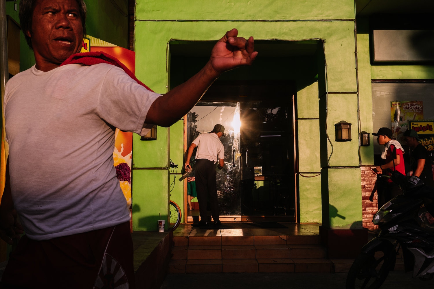 Art and Documentary Photography - Loading NowhereManila002.jpg