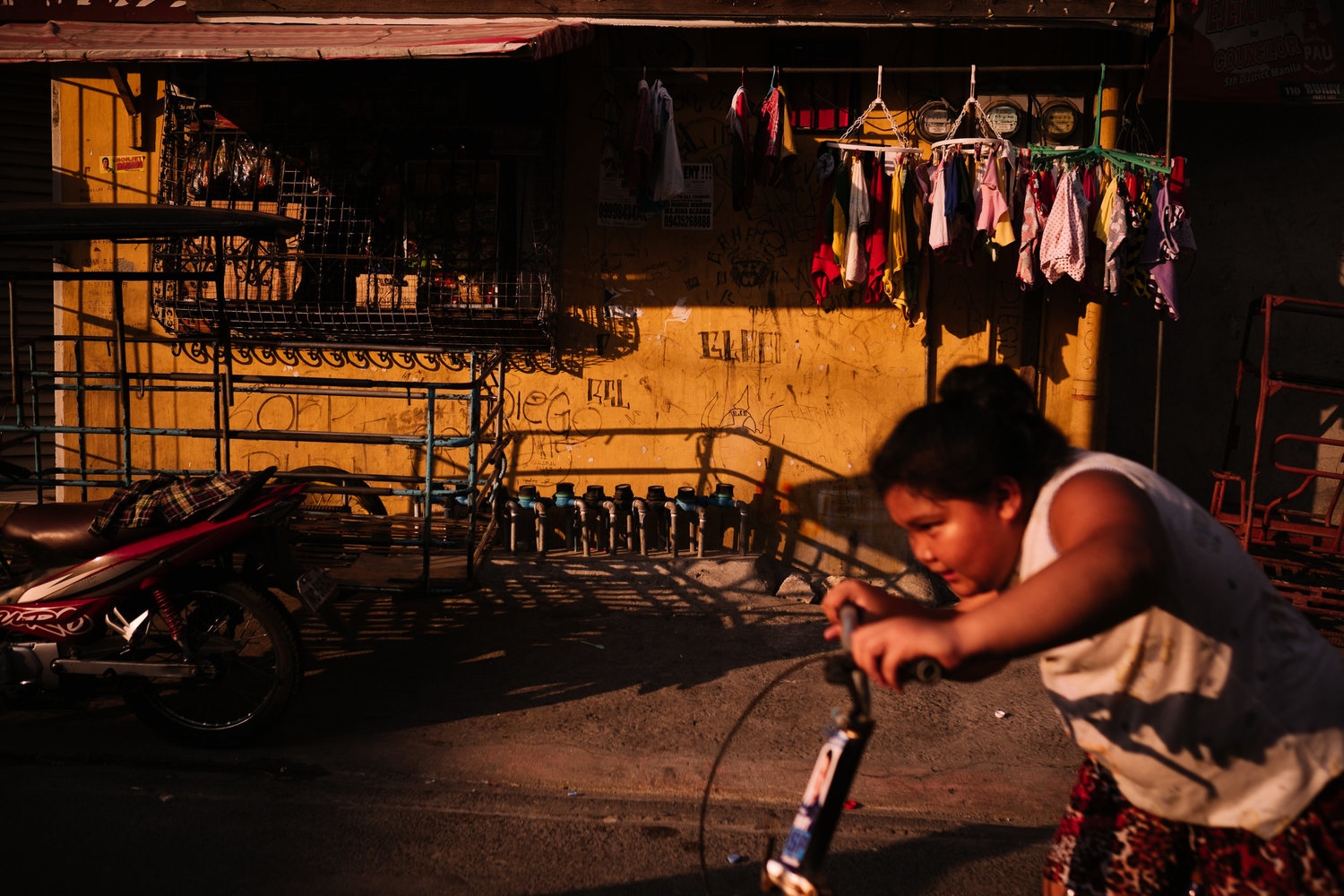 Art and Documentary Photography - Loading NowhereManila011.jpg