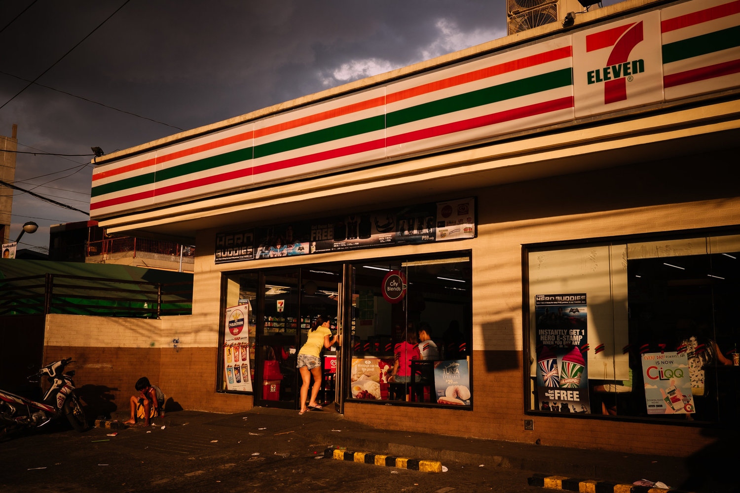 Art and Documentary Photography - Loading NowhereManila019.jpg