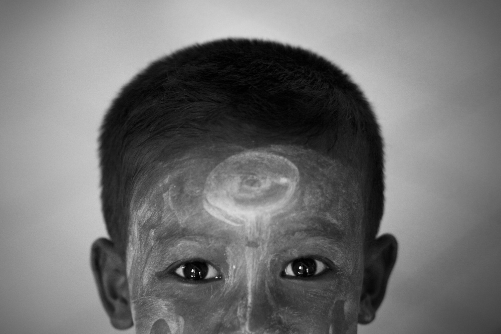 A boy with the traditional burmsese face paintings.