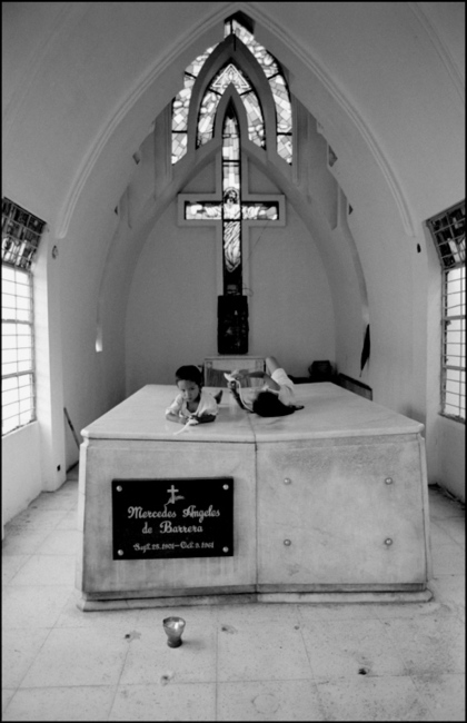Children Playing inside Mausole...ila, Philippines, November 2005
