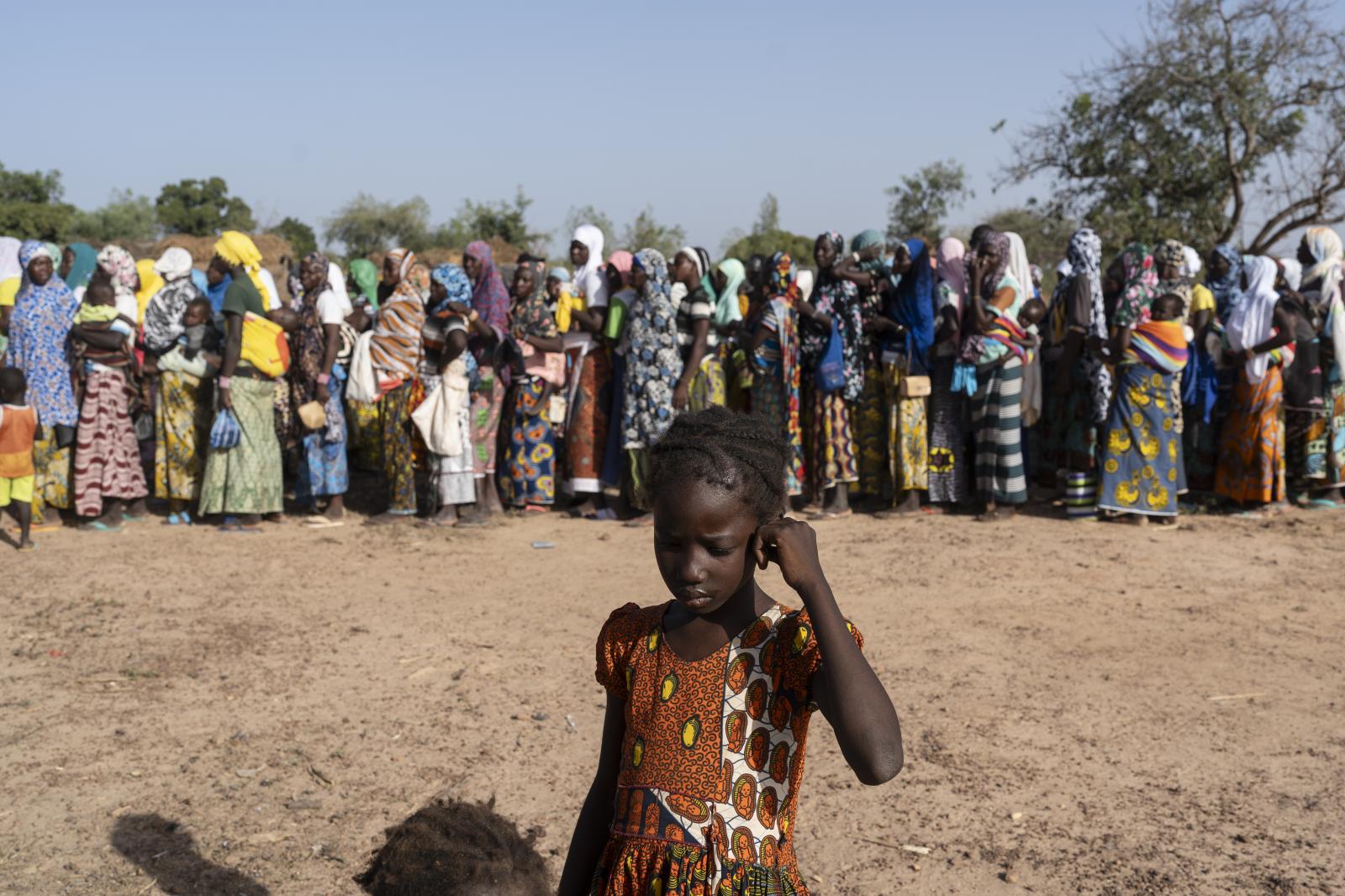 Women wait for food distributed...ograph: Emre &Ccedil;aylak 