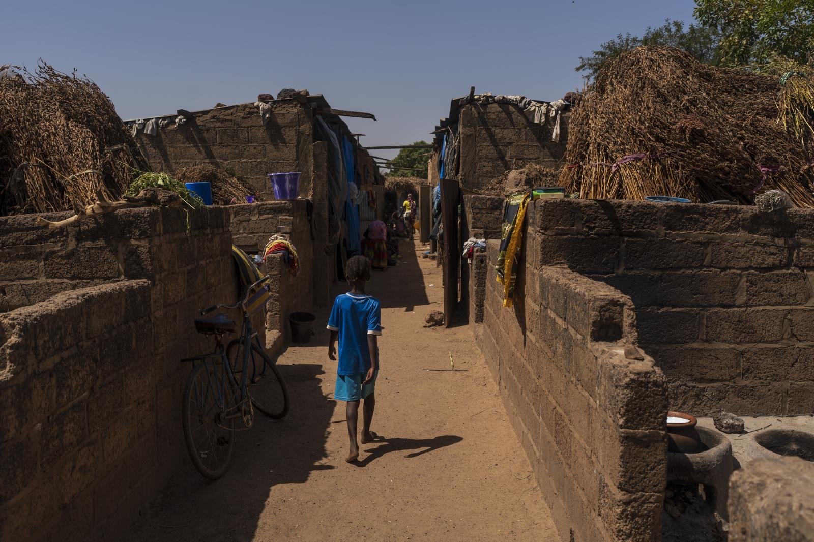 A child walks through the Pabr&...ands of people cut off from aid