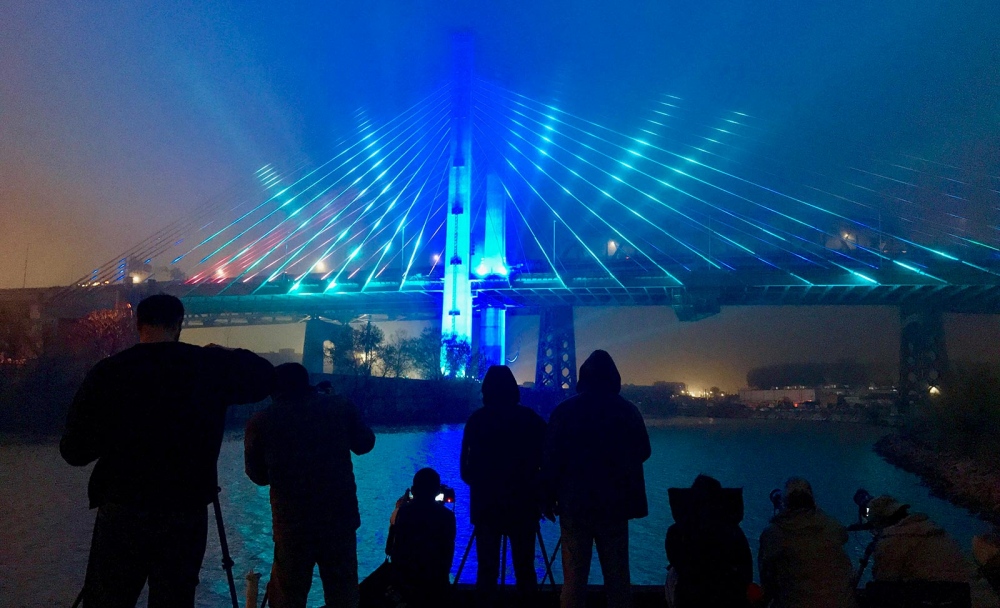   The new span of the Kosciuszko Bridge makes debut with a spectacular light show Thursday night's&nbsp;in New York with LED lights installed on the span that can change color and synchronize to music.  