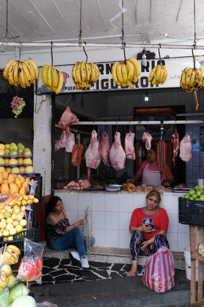 Meat, vegetable vendo w/2 girls