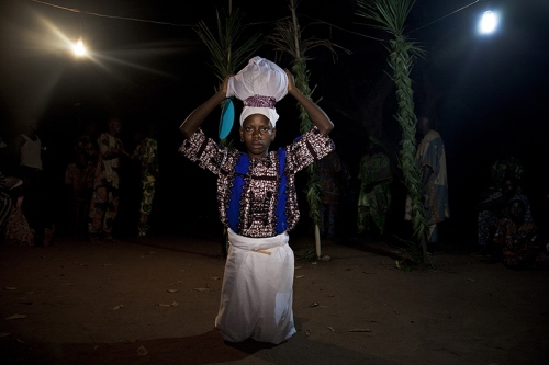 Guelede rites in Ofia -  Before Efe, the star mask of Guelede tradition, arrives,...